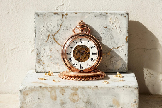 Montre gousset Roaring 20s Paris en acier rose avec mécanisme squelette visible et chiffres romains