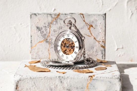 Montre à gousset Roaring 20s Paris en acier argenté avec mécanisme squelette visible, idéale pour cadeau.
