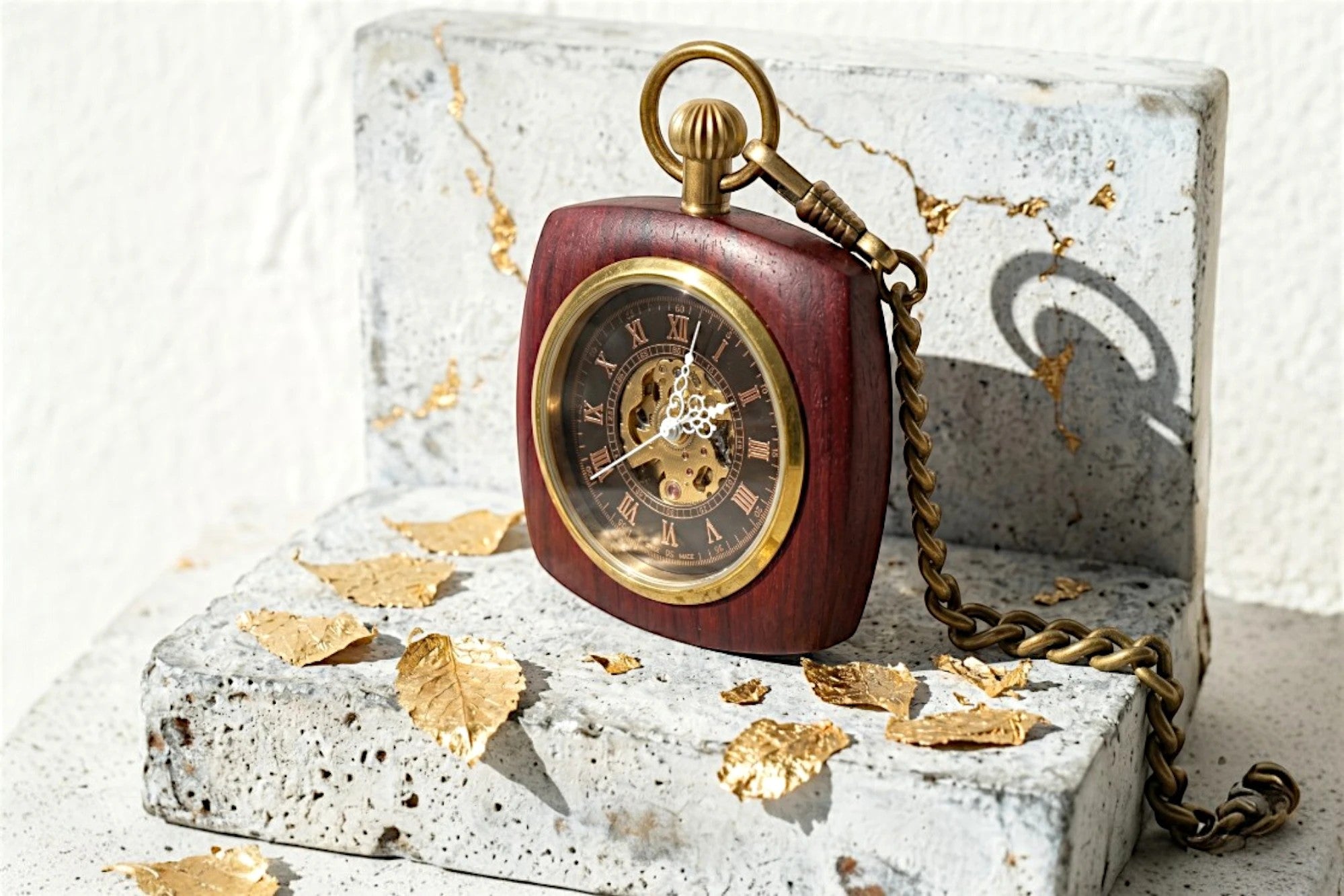 Montre gousset Roaring 20s Paris en bois rouge avec mécanisme squelette visible et chaîne en laiton. Idée cadeau élégante.