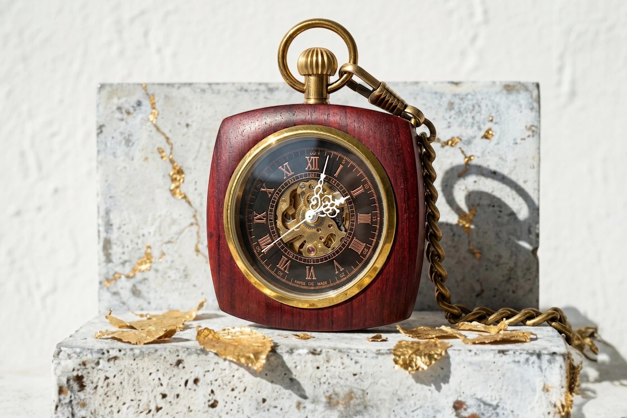 Montre gousset Roaring 20s Paris en bois rouge avec mécanisme squelette visible, cadran noir et chiffres romains dorés.