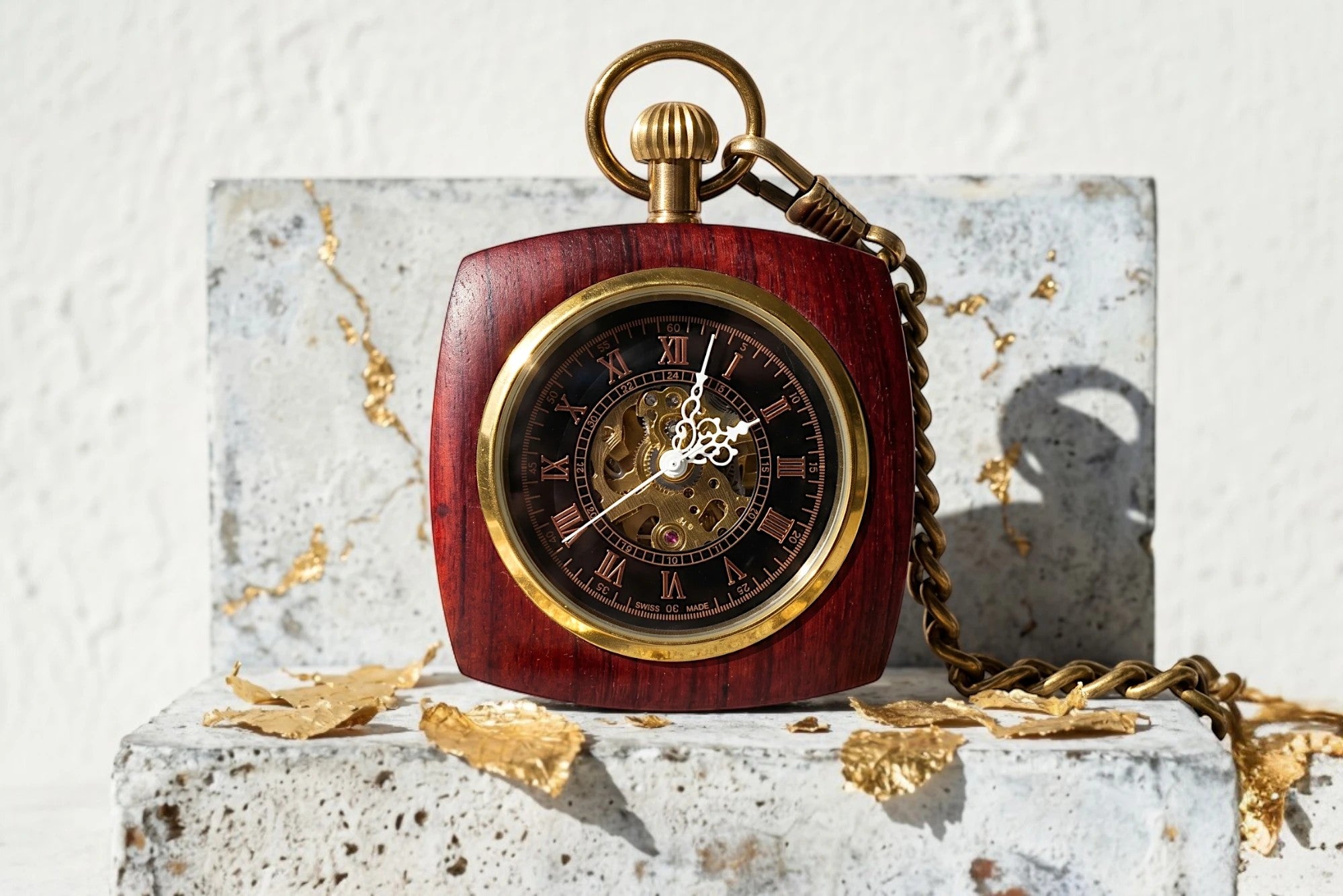 Roaring 20s Paris montre gousset squelette en bois rouge avec cadran noir et chaîne dorée, style vintage.
