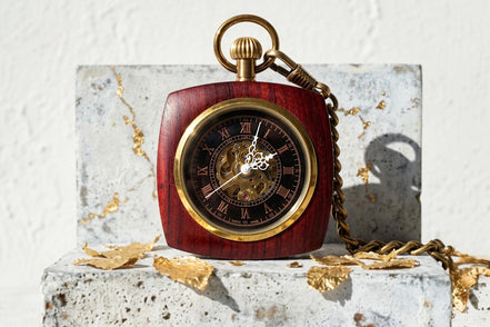 Roaring 20s Paris montre gousset squelette en bois rouge avec cadran noir et chaîne dorée, style vintage.