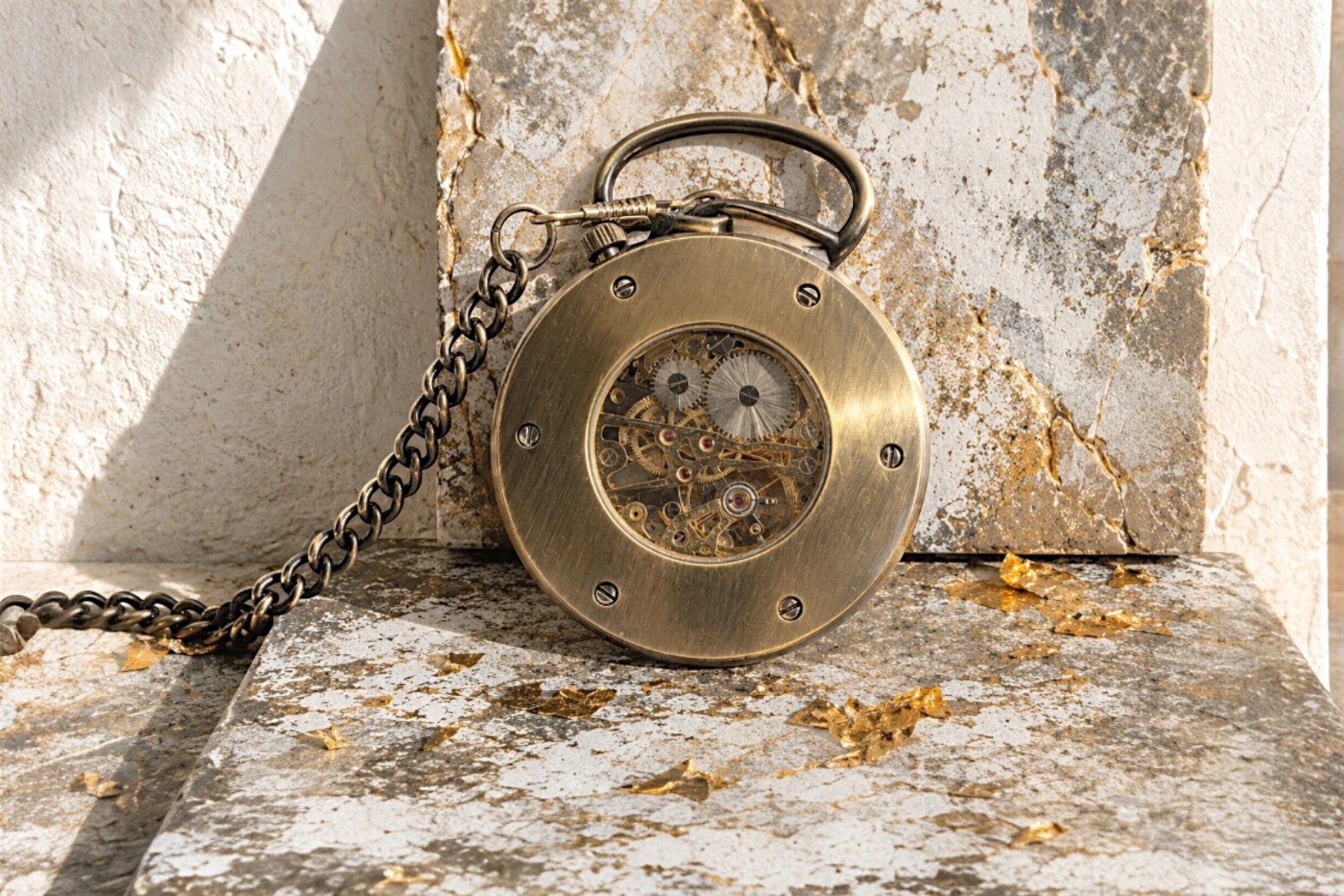 Montre de poche Roaring 20s Paris en laiton doré avec mouvement squelette visible et chaîne assortie, style vintage.