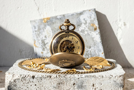 Montre gousset personnalisée Watson en laiton avec mouvement apparent et gravure monogramme. Cadeau unique.