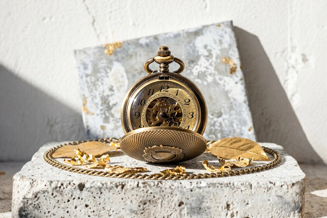 Montre gousset personnalisée Watson en laiton avec mouvement apparent et gravure monogramme. Cadeau unique.