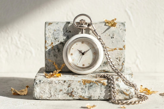 Montre gousset mécanique Roaring 20s Paris en acier blanc avec cadran nacré et chaîne argentée. Idée cadeau personnalisé.