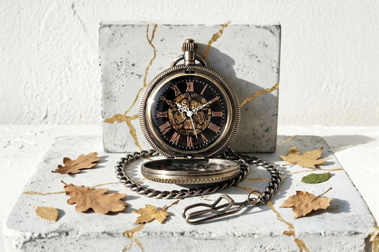 Montre à gousset Roaring 20s Paris en acier laiton, mécanique visible, cadran noir avec chiffres romains, chaîne assortie.