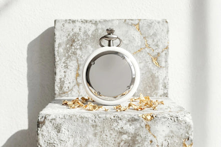 Montre à gousset mécanique blanche en acier Proust de Roaring 20s Paris avec mécanisme squelette visible. Cadeau personnalisé.