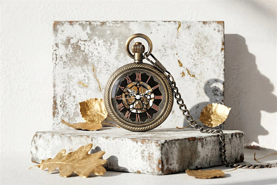 Montre à gousset Roaring 20s Paris en acier laiton, mécanique gravée, avec chiffres romains et chaîne.