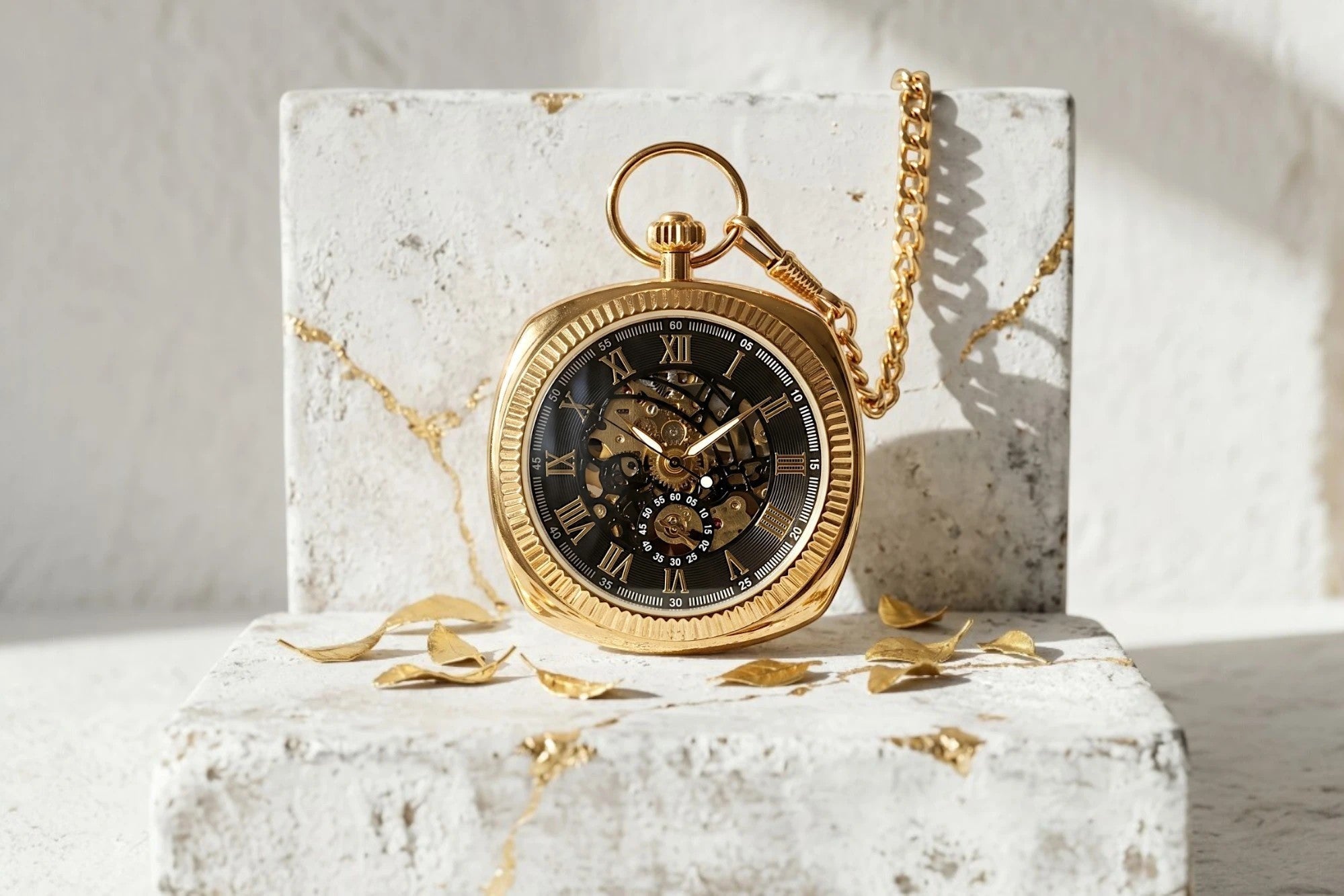 Montre de poche Roaring 20s Paris dorée avec mécanisme squelette visible et engrenages en or. Cadran noir avec chiffres romains.