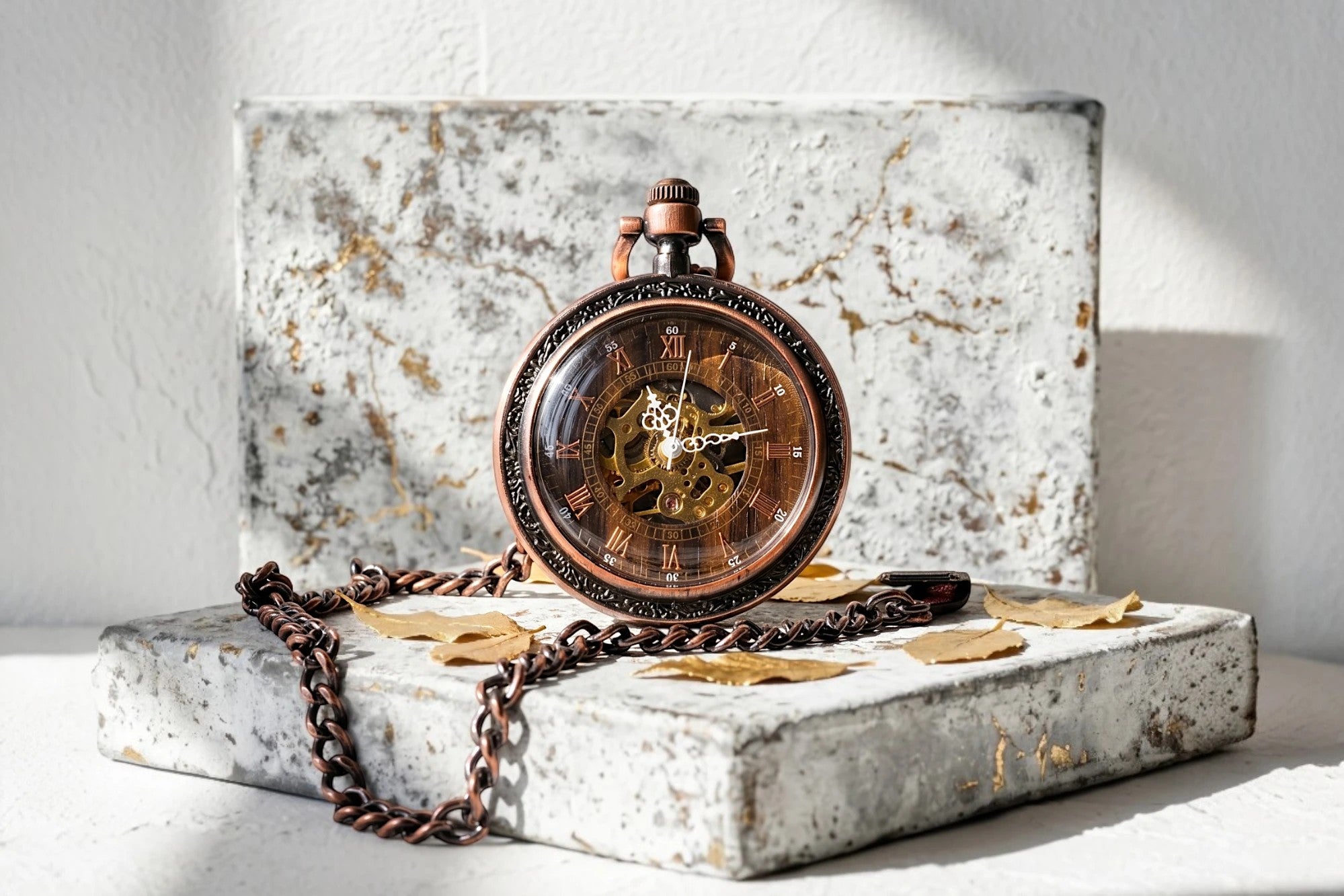 Montre de poche Roaring 20s Paris en acier avec mécanisme squelette visible, cadran marron et chaîne en cuivre.