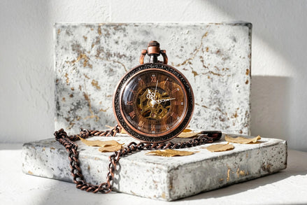 Montre de poche Roaring 20s Paris en acier avec mécanisme squelette visible, cadran marron et chaîne en cuivre.