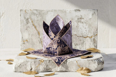 Roaring 20s Paris mouchoir de poche costume en soie beige et violet à motifs floraux baroques, style Chuck Bass.