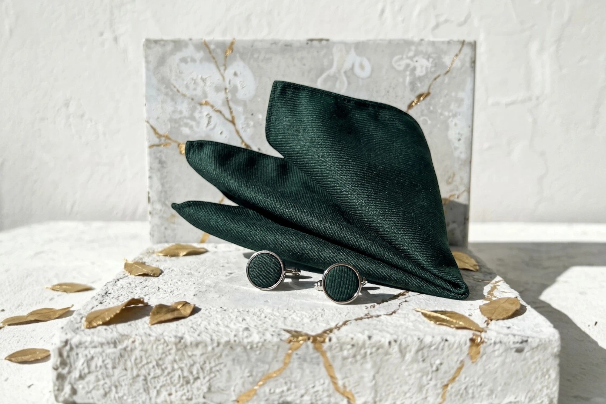 Roaring 20s Paris mouchoir de poche vert en soie avec boutons de manchette assortis, idéal pour mariage.