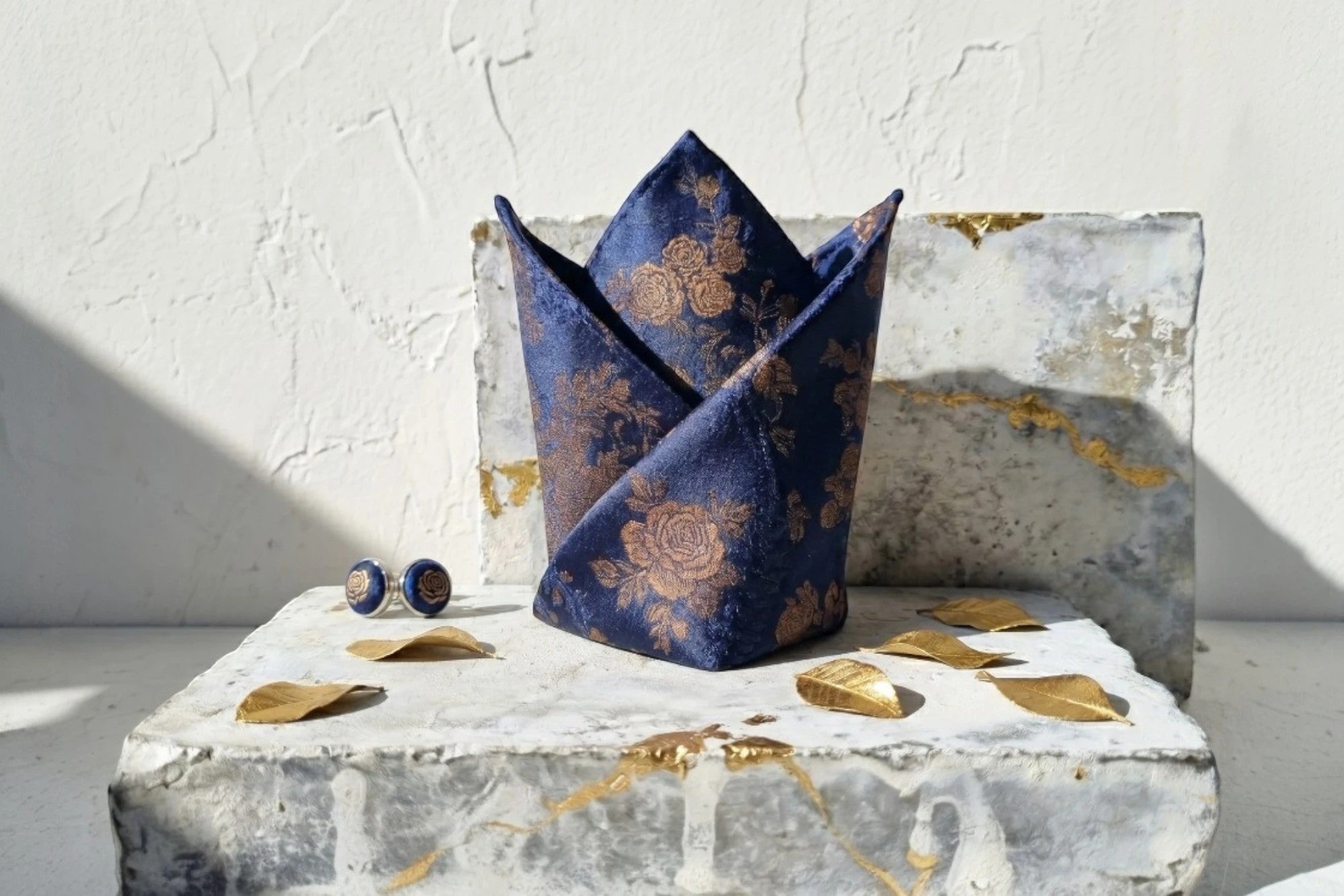 Roaring 20s Paris mouchoir de poche bleu nuit en soie avec motifs floraux bronze et boutons de manchette assortis.