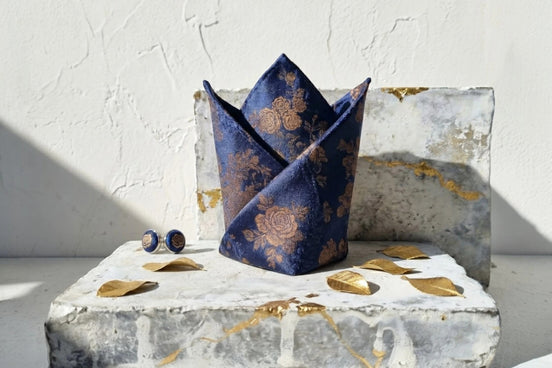 Roaring 20s Paris mouchoir de poche bleu nuit en soie avec motifs floraux bronze et boutons de manchette assortis.