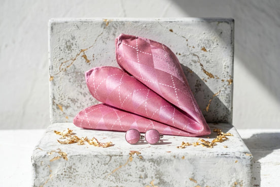 Roaring 20s Paris mouchoir de poche en soie rose Wilder avec motif losange et boutons de manchette assortis.