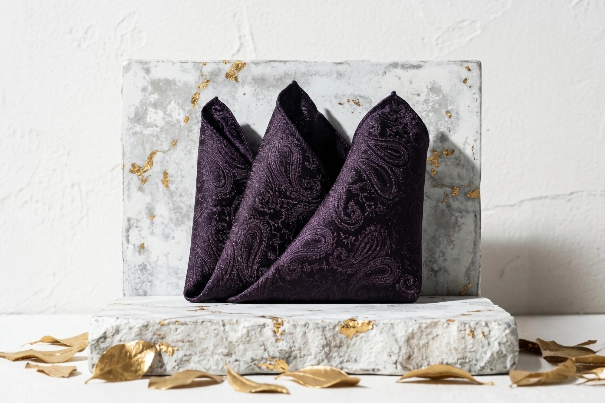 Roaring 20s Paris mouchoir de poche costume en soie violet foncé avec motif cachemire texturé. Accessoire élégant pour homme et femme.