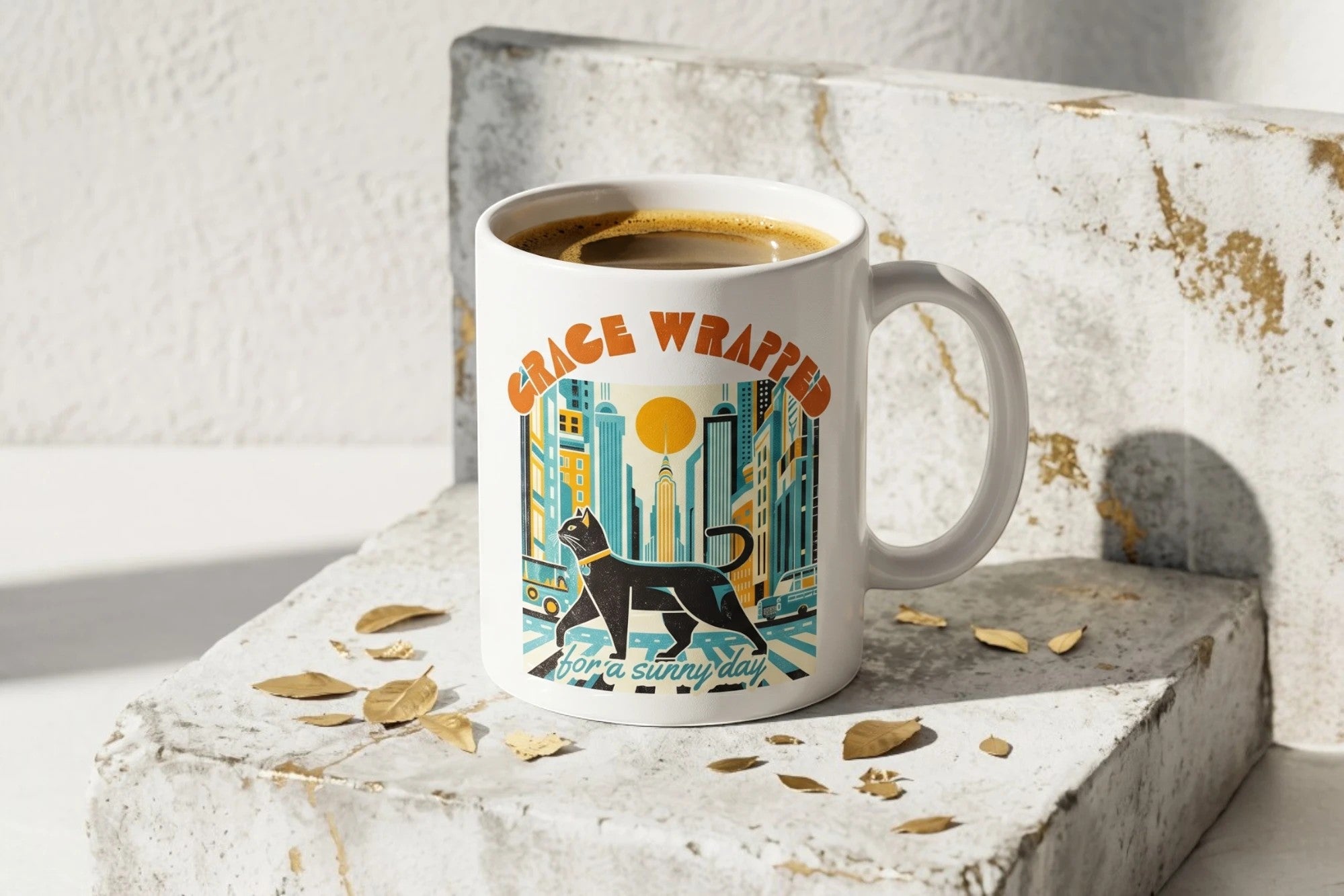 Mug blanc Roaring 20s Paris avec un chat noir stylisé devant des gratte-ciel Art Déco et le texte 