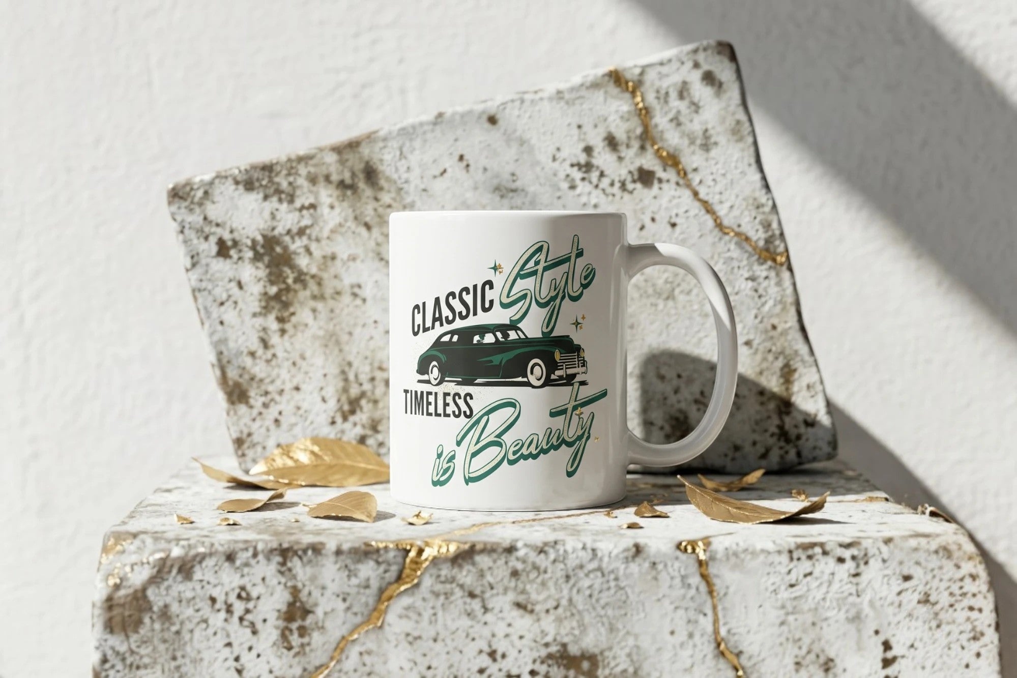 Mug blanc Roaring 20s Paris avec illustration d'une voiture Ford F1 verte et texte 