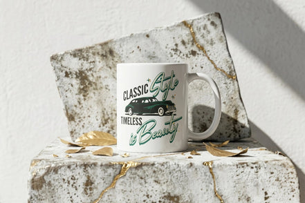 Mug blanc Roaring 20s Paris avec illustration d'une voiture Ford F1 verte et texte "Classic Style Timeless is Beauty". Céramique.