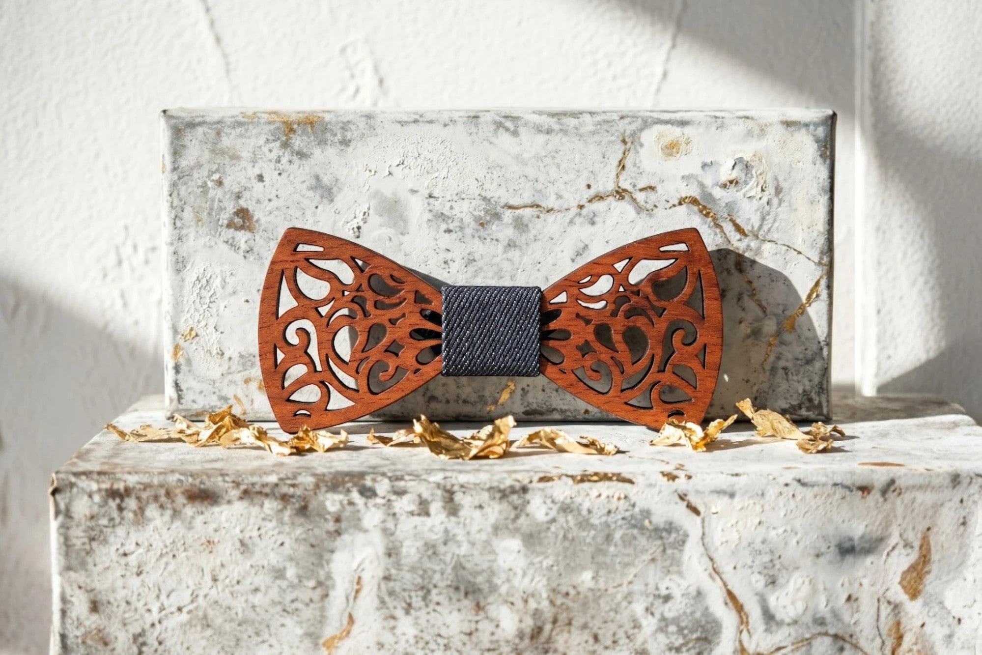 Roaring 20s Paris nœud papillon en bois ajouré marron avec bande centrale noire, style bohème chic.