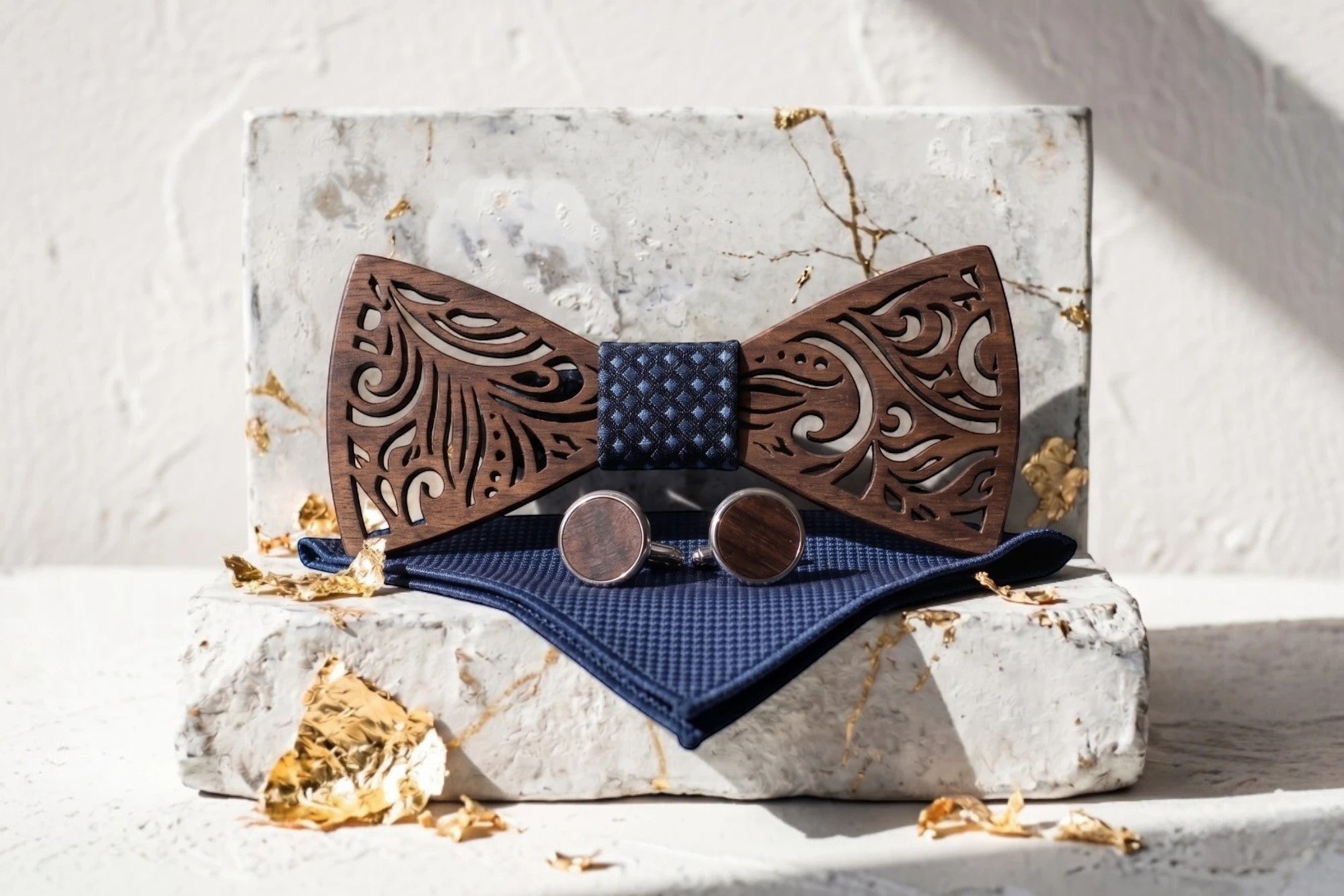 Roaring 20s Paris noeud papillon en bois sculpté bleu avec boutons de manchette assortis et pochette.