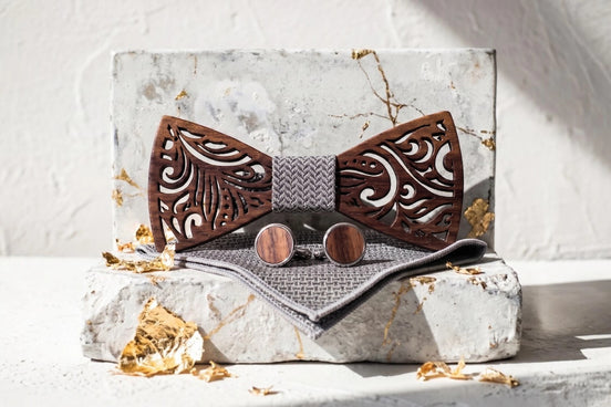 Roaring 20s Paris nœud papillon en bois sculpté gris avec motif ajouré, assorti à des boutons de manchette et une pochette.