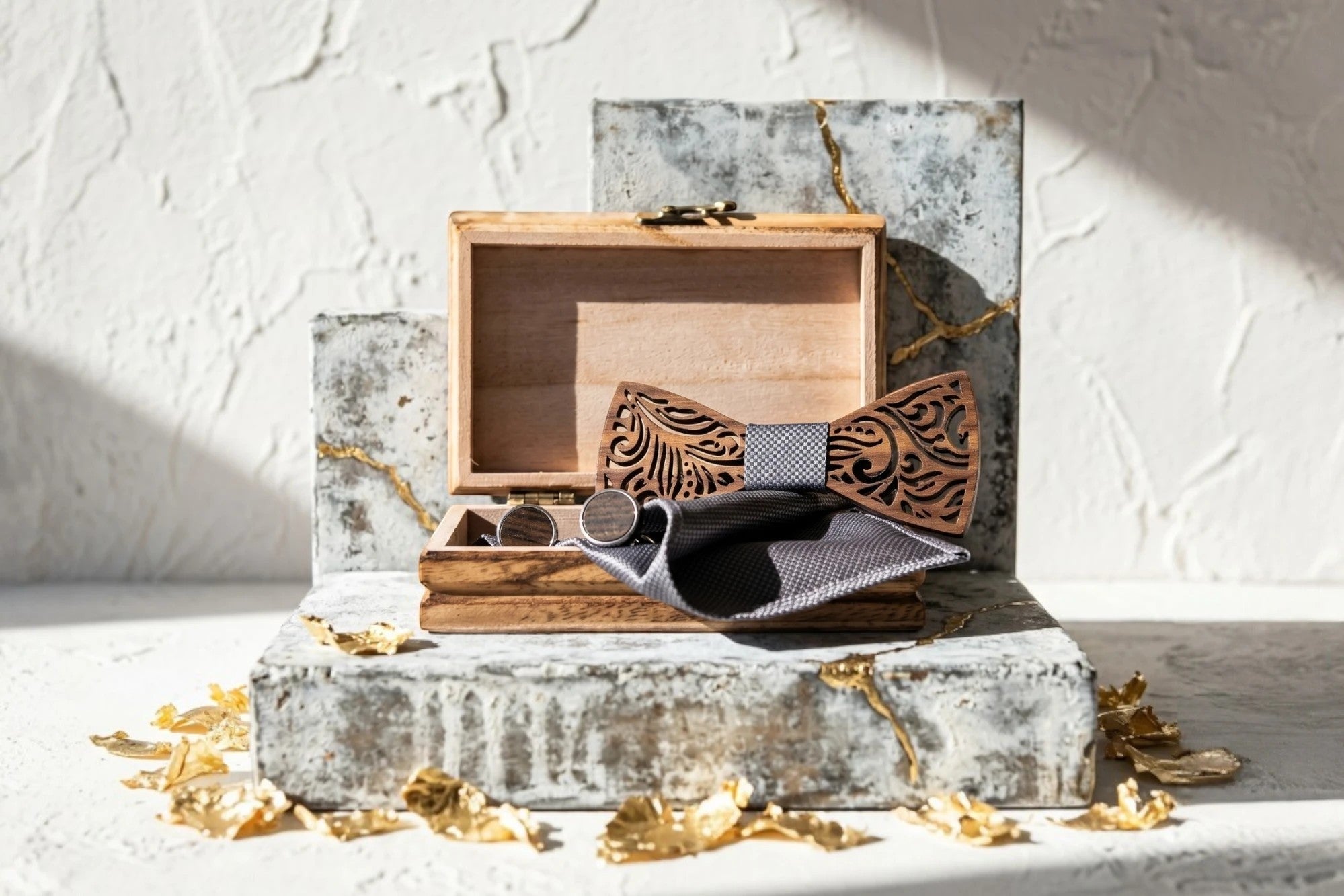 Roaring 20s Paris nœud papillon en bois sculpté motif floral, gris foncé, avec pochette et boutons de manchette assortis.
