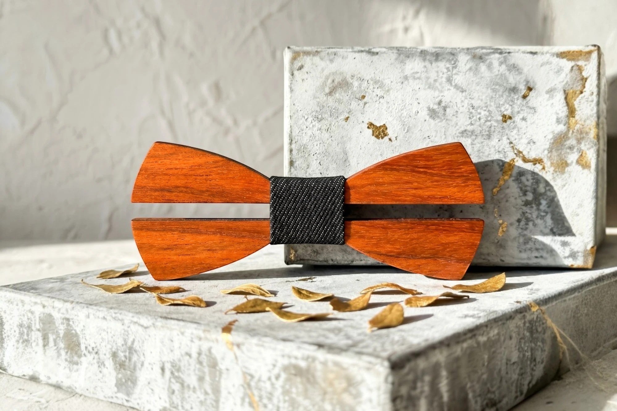 Noeud papillon Roaring 20s Paris en bois miel avec bande centrale noire, style rétro Peaky Blinders.
