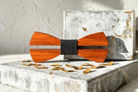 Noeud papillon Roaring 20s Paris en bois miel avec bande centrale noire, style rétro Peaky Blinders.