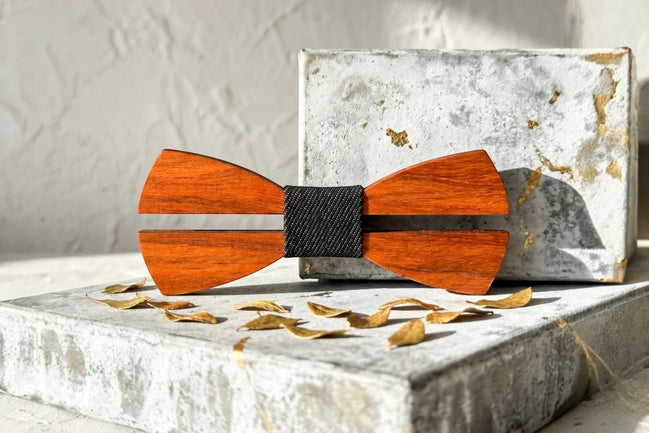 Noeud papillon Roaring 20s Paris en bois miel avec bande centrale noire, style rétro Peaky Blinders.