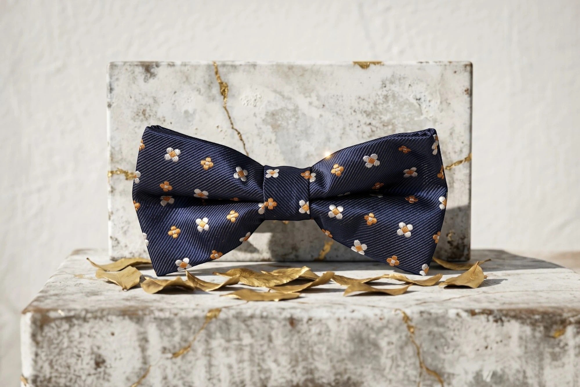 Roaring 20s Paris nœud papillon bleu marine en soie à motif fleuri blanc et orange, style Peaky Blinders.