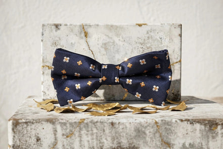Roaring 20s Paris nœud papillon bleu marine en soie à motif fleuri blanc et orange, style Peaky Blinders.