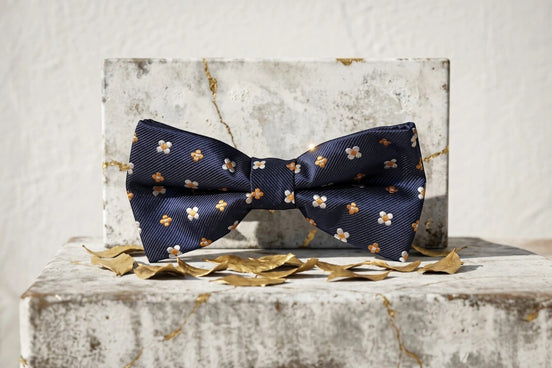 Roaring 20s Paris nœud papillon bleu marine en soie à motif fleuri blanc et orange, style Peaky Blinders.
