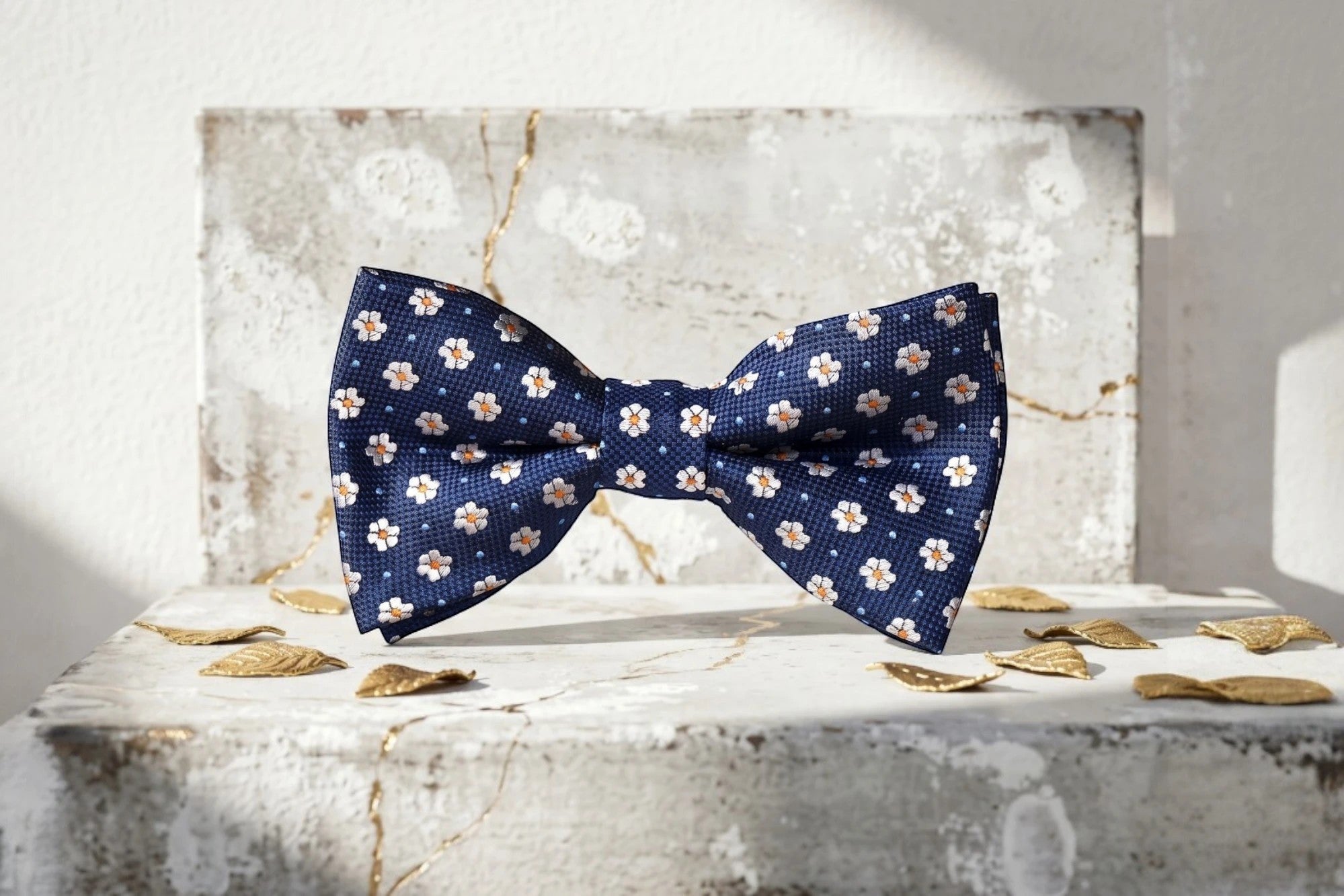 Noeud papillon bleu marine en soie avec motif floral blanc et orange, style Peaky Blinders, par Roaring 20s Paris.