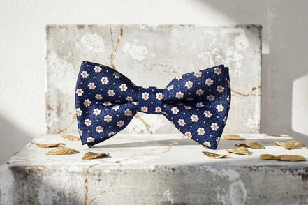 Noeud papillon bleu marine en soie avec motif floral blanc et orange, style Peaky Blinders, par Roaring 20s Paris.