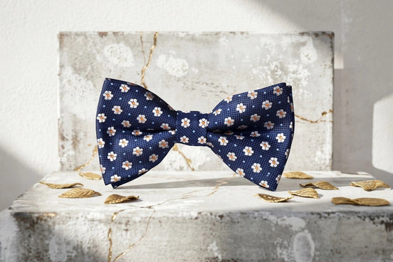Noeud papillon bleu marine en soie avec motif floral blanc et orange, style Peaky Blinders, par Roaring 20s Paris.