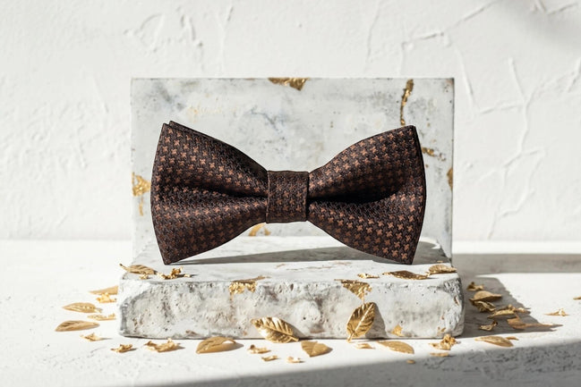 Roaring 20s Paris nœud papillon marron chocolat en soie, motif discret, style rétro chic, idéal mariage.
