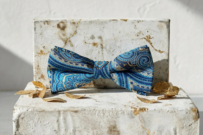 Nœud papillon en soie bleu fleuri Calypso de Roaring 20s Paris, motif cachemire, idéal mariage.
