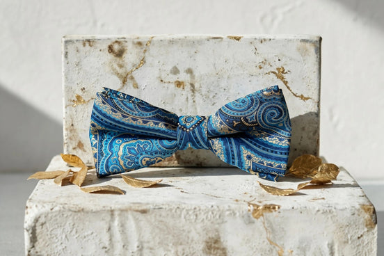 Nœud papillon en soie bleu fleuri Calypso de Roaring 20s Paris, motif cachemire, idéal mariage.