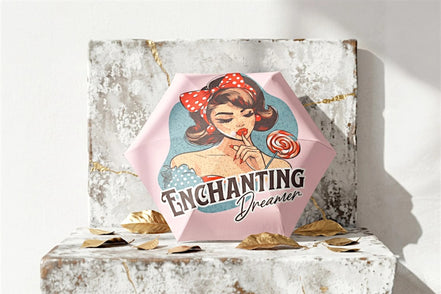 Parapluie pliant Roaring 20s Paris rose avec illustration pin-up vintage et texte "Enchanting Dreamer".