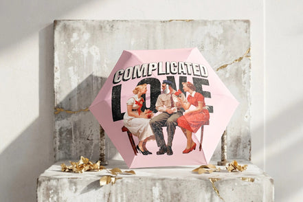 Parapluie rose vintage Roaring 20s Paris avec illustration d'un homme entre deux femmes et texte "Complicated Love".