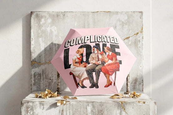 Parapluie rose vintage Roaring 20s Paris avec illustration d'un homme entre deux femmes et texte "Complicated Love".