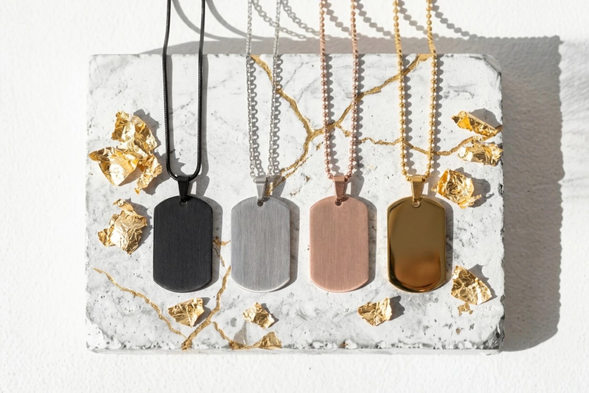 Roaring 20s Paris : 4 plaques militaires personnalisables en acier inoxydable, disponibles en noir, argent, or rose et or.