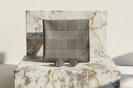 Pochette costume gris soie F motif prince-de-galles avec boutons de manchette assortis, style Peaky Blinders.
