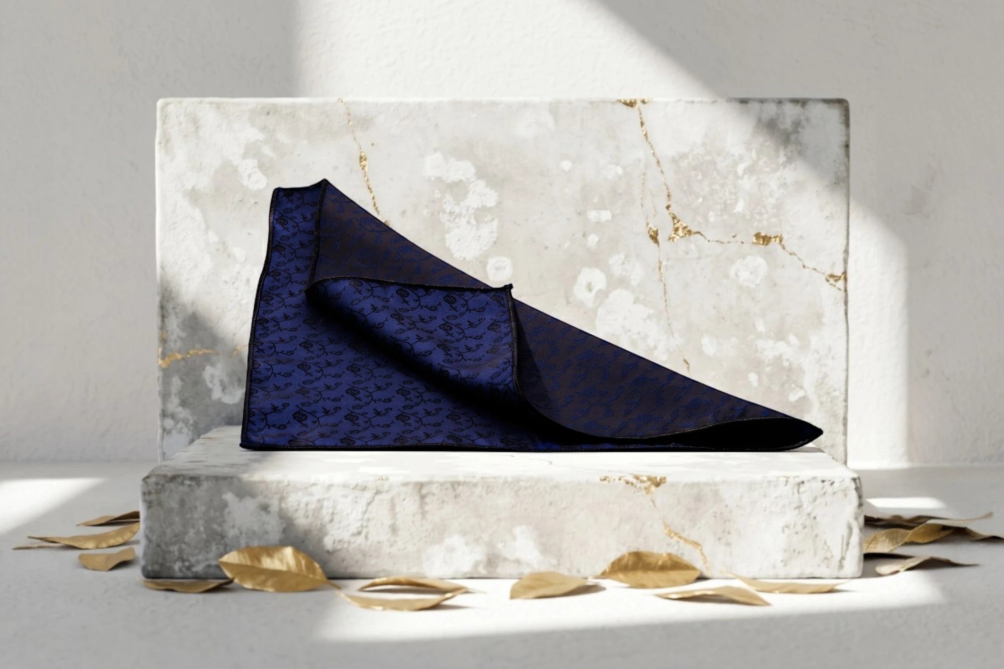 Pochette de costume Roaring 20s Paris en soie bleu nuit avec motif floral discret, idéale pour mariage.