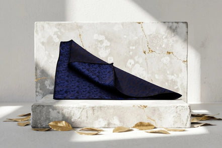 Pochette de costume Roaring 20s Paris en soie bleu nuit avec motif floral discret, idéale pour mariage.