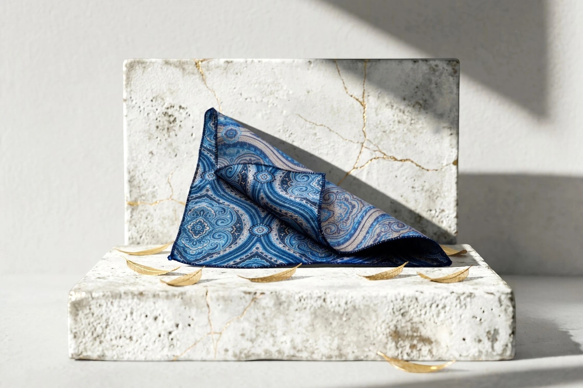 Roaring 20s Paris mouchoir de poche en soie bleu roi et bronze, motif cachemire fleuri. Accessoire mixte pour costume.