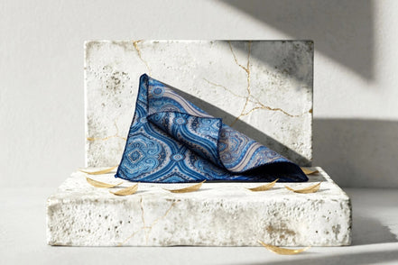 Roaring 20s Paris mouchoir de poche en soie bleu roi et bronze, motif cachemire fleuri. Accessoire mixte pour costume.